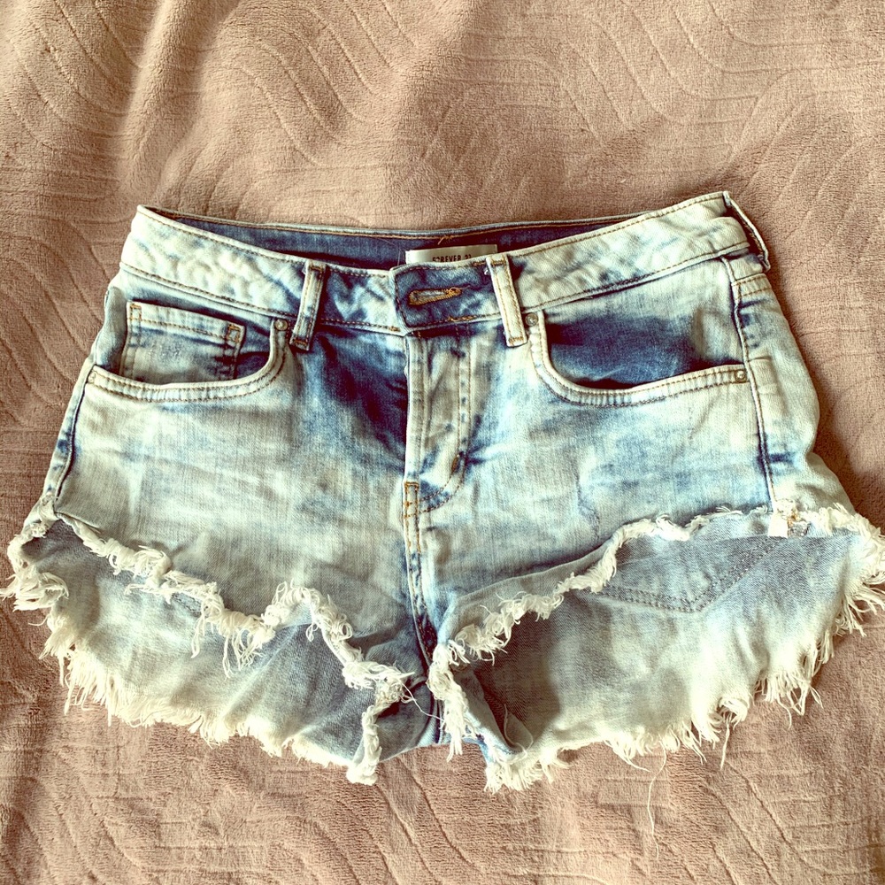 Distressed frayed jean shorts